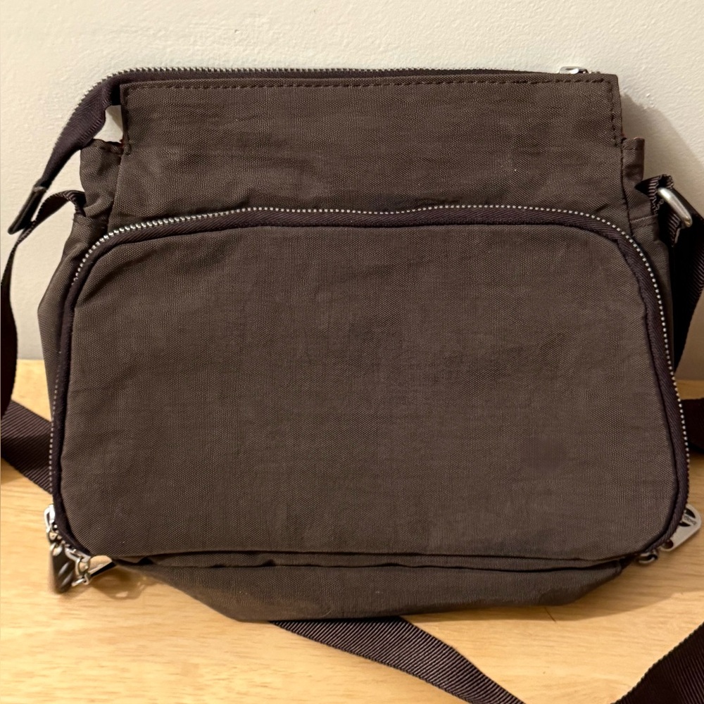 Baggallini Brown Calais Crossbody with contrasting inners and swivel turn-lock. - Picture 4 of 12